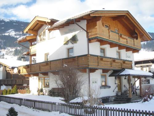 ein großes Haus im Schnee mit einem Zaun in der Unterkunft Haus Schiestl in Zell am Ziller