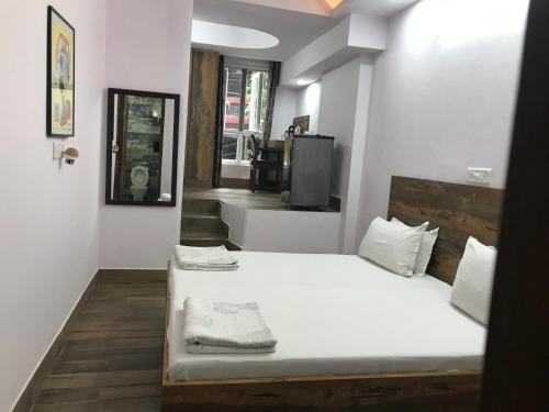 Tempat tidur dalam kamar di Tatvamasi Homestay