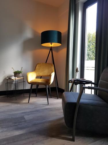 un salon avec une chaise et une lampe dans l'établissement B&B La Vita Verde, à Susteren