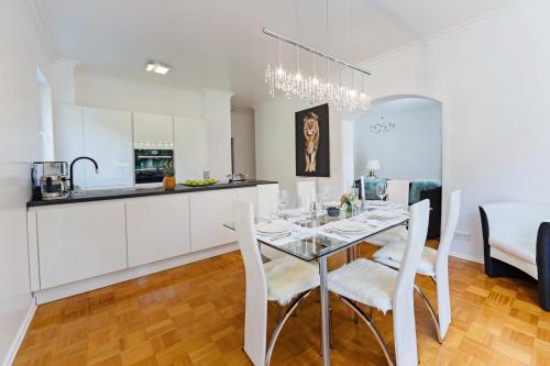 een keuken en eetkamer met een tafel en stoelen bij Family Apartment City Center Baden-Baden in Baden-Baden