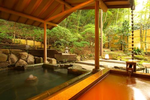 Arima Onsen Taketoritei Maruyama tesisinin dışında bir bahçe