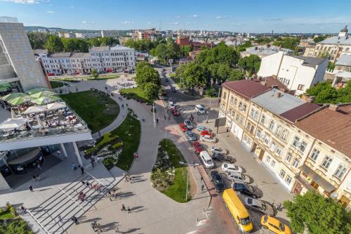 een luchtzicht op een straat in een stad bij CITY Aparts Forum in Lviv