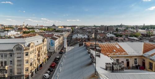 een luchtzicht op een stad met gebouwen bij CITY Aparts Forum in Lviv