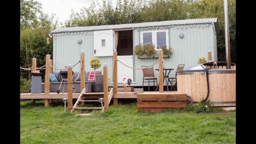 Shepherds Hut with Hot Tub के बाहर एक बगीचा