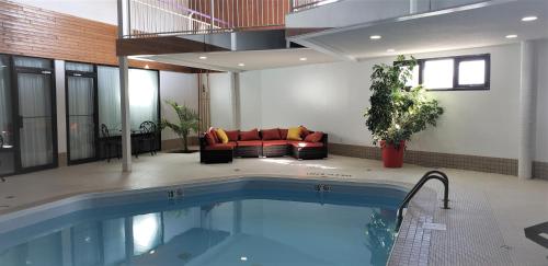 una piscina in un edificio con divano di Super 8 by Wyndham Spruce Grove a Spruce Grove