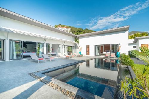 uma piscina no quintal de uma villa em Villa Bai Saho em Mae Nam