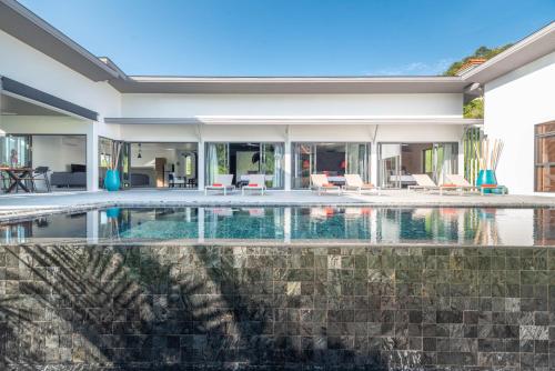 uma imagem de uma piscina numa casa em Villa Bai Saho em Mae Nam