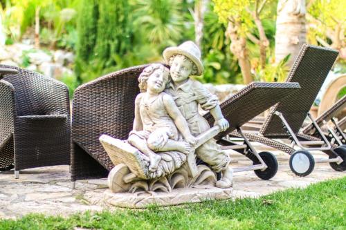 een standbeeld van een jongen en een meisje in een kinderwagen bij Agriturismo Paradiso Di Barchi in Terracina