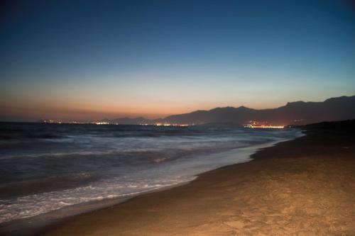 vista sulla spiaggia di notte di Happy Camp mobile homes in Villaggio Camping Baia Domizia a Baia Domizia