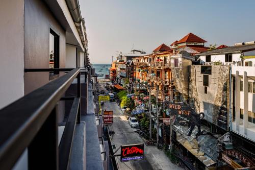 El barrio en el que está el hotel o un barrio cercano