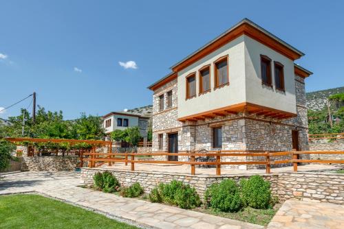 una casa en las montañas con una casa de piedra en Harmony Deluxe Villas, en Theológos