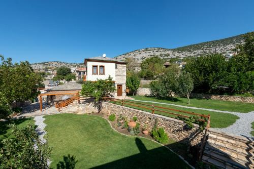 vistas al patio trasero de una casa en Harmony Deluxe Villas, en Theológos