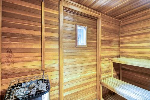 una sauna con pareti e panche in legno e una finestra di Plantation Dunes II a Gulf Shores