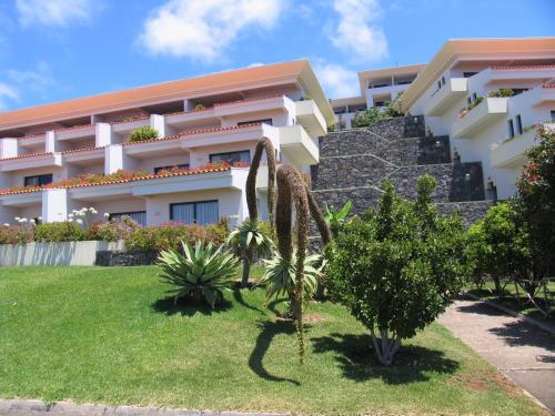 een gebouw met een aantal planten ervoor bij Hotel Jardim Atlantico in Calheta