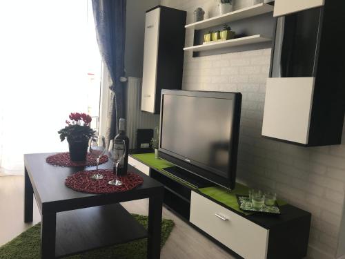 salon z telewizorem i stołem w obiekcie Apartament Lucky w Pruszczu Gdańskim