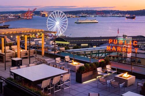 um pátio com mesas e cadeiras e uma roda gigante em Inn at the Market em Seattle