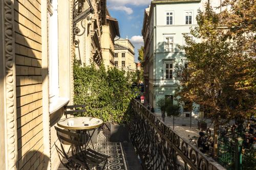 un balcón con una mesa en el lateral de un edificio en Hotel Collect - Adults Only, en Budapest