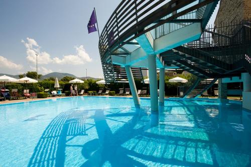 - une piscine avec un escalier dans un bâtiment dans l'établissement Hotel Poseidon, à Terracine