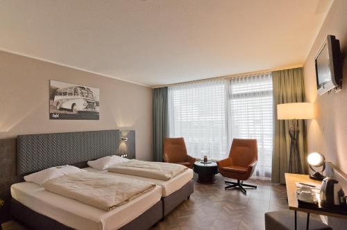 een hotelkamer met een bed en een raam bij Arthotel ANA Neotel in Stuttgart