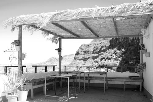 - un pavillon avec une table et une vue sur la montagne dans l'établissement Refugio El Hornillo, à San Pedro