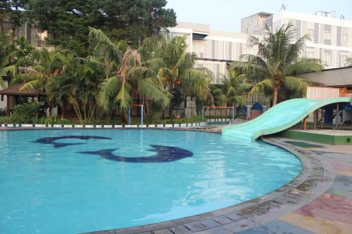 Hồ bơi trong/gần Greenotel Cilegon