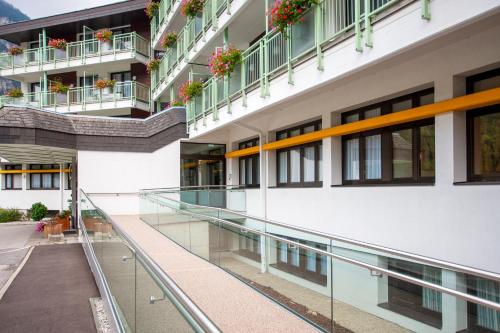 vista esterna di un edificio con finestre e balconi di Parkhotel Hirschwang a Reichenau