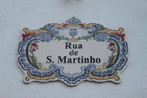 Un cartello che dice "Rua de s marinho" su un muro. di Casa do Arco, Santarém a Santarém