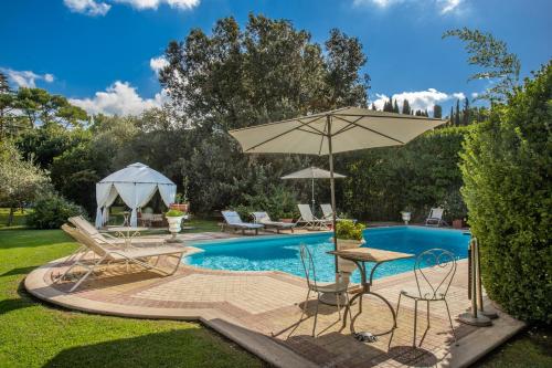 Piscina de la sau aproape de La Gaura Guest House