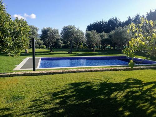 una piscina in mezzo a un parco di Villa das Oliveiras a Sintra