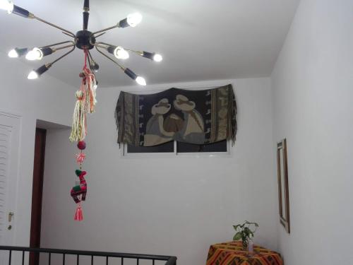 ventilatore a soffitto in una camera con una foto appesa al muro di Hostal Virgen del Rosario Cafayate a Cafayate