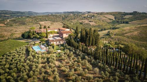 een luchtfoto van een huis met veel bomen bij Borgo Divino in Montespertoli