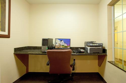 een bureau met een computer en een printer bij Candlewood Suites Galveston, an IHG Hotel in Galveston