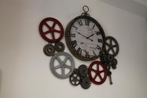 un orologio e altri orologi su un muro di Dundee's Point a Szentendre