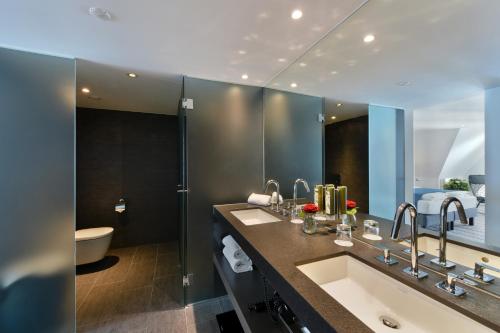 Bathroom sa Hotel Vitznauerhof - Lifestyle Hideaway at Lake Lucerne