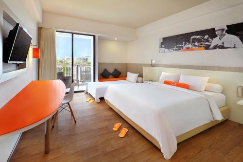 Cama ou camas em um quarto em HARRIS Hotel Seminyak