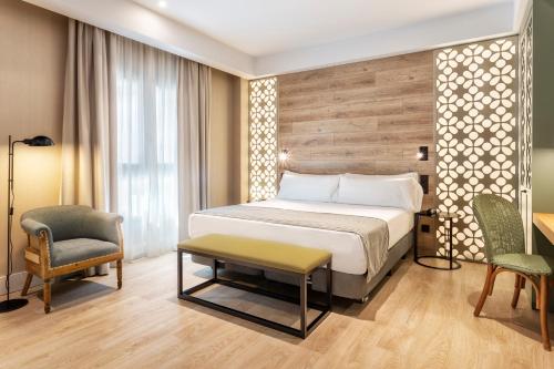 Tempat tidur dalam kamar di Catalonia Santa Justa