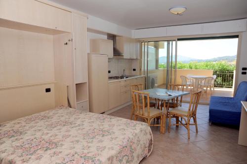 a bedroom with a bed and a table with chairs at Lo Smeraldo in Capoliveri