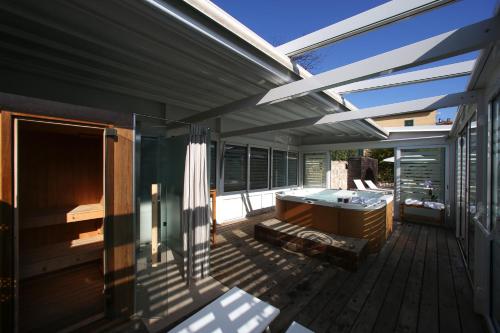 un patio abierto con bañera de hidromasaje en una terraza en Hotel Villa San Michele, en Carmignano