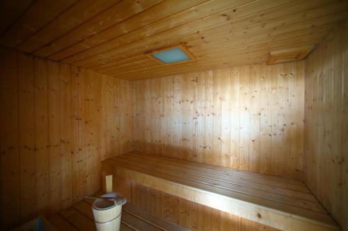 una sauna de madera con un cubo en el medio en Hotel Villa San Michele, en Carmignano