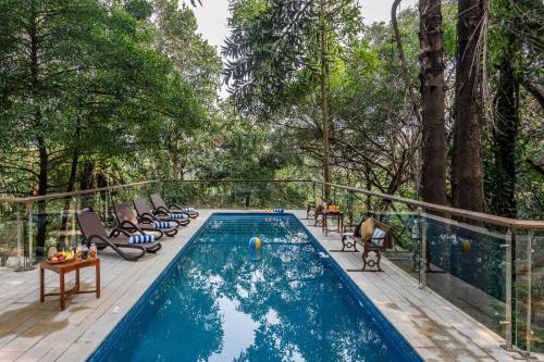 Poolen vid eller i närheten av SaffronStays Odeon, 4 BDR Heritage Bungalow In The Heart Of Khandala