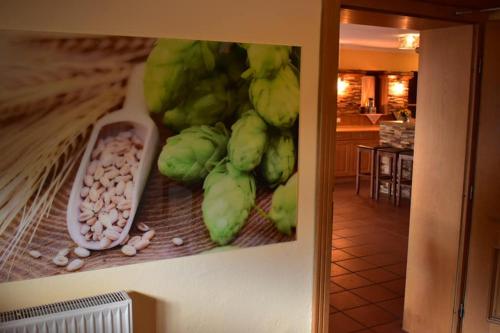 Un'immagine di alcune verdure verdi su un muro di Beim Krahwirt a Deggendorf