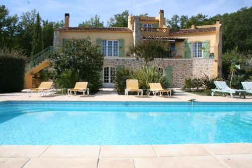 Piscina de la sau aproape de LE MAS DES TARENTES Chambres d'hôtes