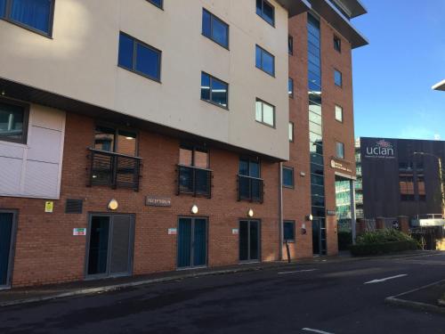 une rue vide devant un bâtiment dans l'établissement Legacy Preston International Hotel, à Preston