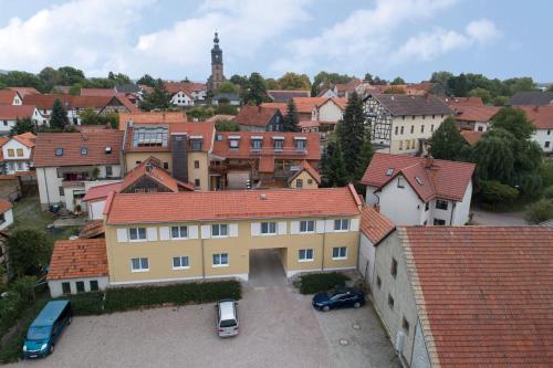 una vista aérea de una ciudad con edificios y coches en Pension-Café-Libelle, en Elxleben bei Arnstadt