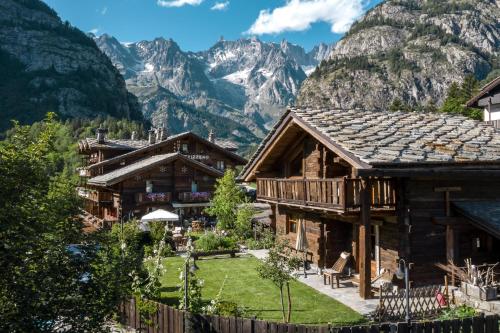 een berghuis met uitzicht op de bergen bij Chalet-hotel Svizzero in Courmayeur