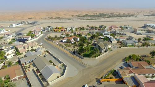 een luchtzicht op een klein stadje in de woestijn bij Desert Jackal Guesthouse in Swakopmund