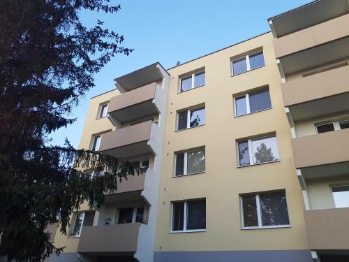 apartamentowiec przed niebieskim niebem w obiekcie 1+1 Znojmo w Znojmie