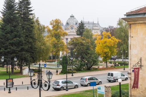 une rue avec des voitures garées devant un bâtiment dans l'établissement Charlino Plaza, à Ruse