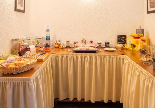 una mesa con un pastel y algo de comida. en Landpension Minna, en Herbsleben