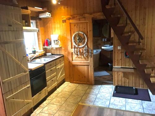 een keuken met een wastafel en een fornuis bij Norwegisches Holzhaus in Neuruppin